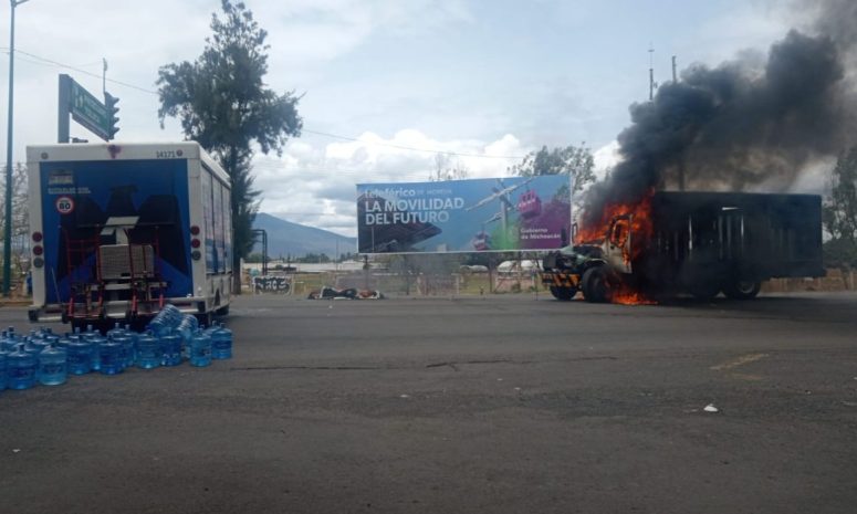 Escala violencia en Libramiento de Morelia: normalistas queman camiones